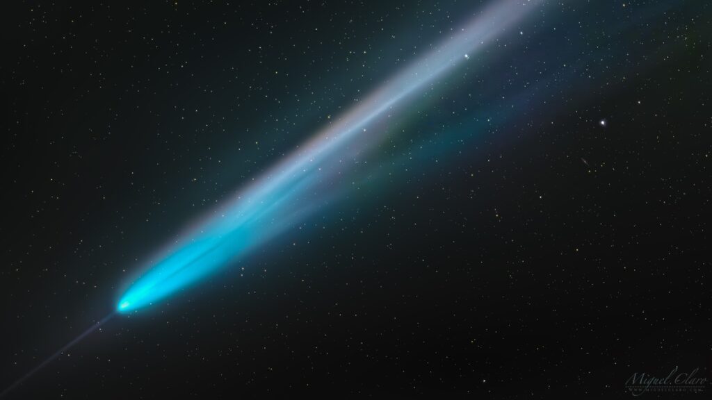 Cosmic Wanderers Comets and Their Breathtaking Light Tails